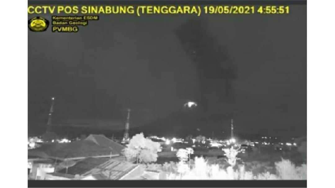 Erupsi Gunung Sinabung di Kabupaten Karo, Sumatera Utara, yang terekam kamera dari Pusat Vulkanologi dan Mitigasi Bencana Geologi (PVMBG), pada pukul 04.48 WIB, Rabu 19 Mei 2021. (Foto: Pos Pemantau Gunung Api Sinabung