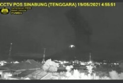 Erupsi Gunung Sinabung di Kabupaten Karo, Sumatera Utara, yang terekam kamera dari Pusat Vulkanologi dan Mitigasi Bencana Geologi (PVMBG), pada pukul 04.48 WIB, Rabu 19 Mei 2021. (Foto: Pos Pemantau Gunung Api Sinabung