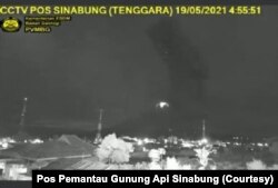 Erupsi Gunung Sinabung di Kabupaten Karo, Sumatera Utara, yang terekam kamera dari Pusat Vulkanologi dan Mitigasi Bencana Geologi (PVMBG), pada pukul 04.48 WIB, Rabu 19 Mei 2021. (Foto: Pos Pemantau Gunung Api Sinabung