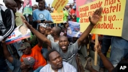Para demonstran melakukan unjuk rasa memrotes pemilu yang mereka tuduh penuh dengan kecurangan dalam aksi di Port-au-Prince, Haiti (foto: dok).
