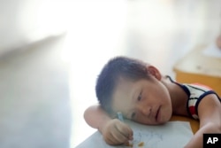 베트남 고엽제 피해 아동이 지난 2012년 베트남 다낭의 재활센터에서 치료받고 있다.