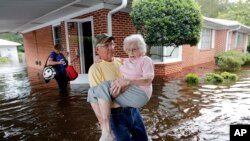 Bob Richling saca a Iris Darden, de 84 años, de su casa inundada en Spring Lake, Carolina del Norte, el 17 de septiembre de 2018.