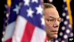 Foto Achiv: Colin Powell gade foul la pandan Prezidan George Bush pwononse yon diskou nan Depatman d'Eta nan Washington, 15 Fev. 2001.