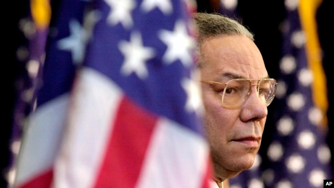 Foto Achiv: Colin Powell gade foul la pandan Prezidan George Bush pwononse yon diskou nan Depatman d'Eta nan Washington, 15 Fev. 2001.