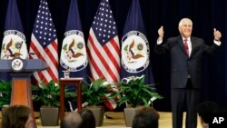 Menteri Luar Negeri AS Rex Tillerson mengacungkan jempol saat datang untuk berbicara dengan pegawai Departemen Luar Negeri, 3 Mei 2017, di Departemen Luar Negeri AS, di Washington.