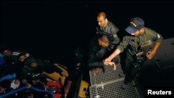 Un groupe de migrants arrive sur un bateau pneumatique après avoir été secouru par les garde-côtes tunisiens au large de Bizerte, en Tunisie, le 12 octobre 2017. (archives)
