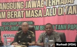 Marinus Yaung (kanan) dan Pangdam Cendrawasih dalam sebuah diskusi mengenai pelanggaran HAM di Papua (Foto: VOA/Nurhadi)