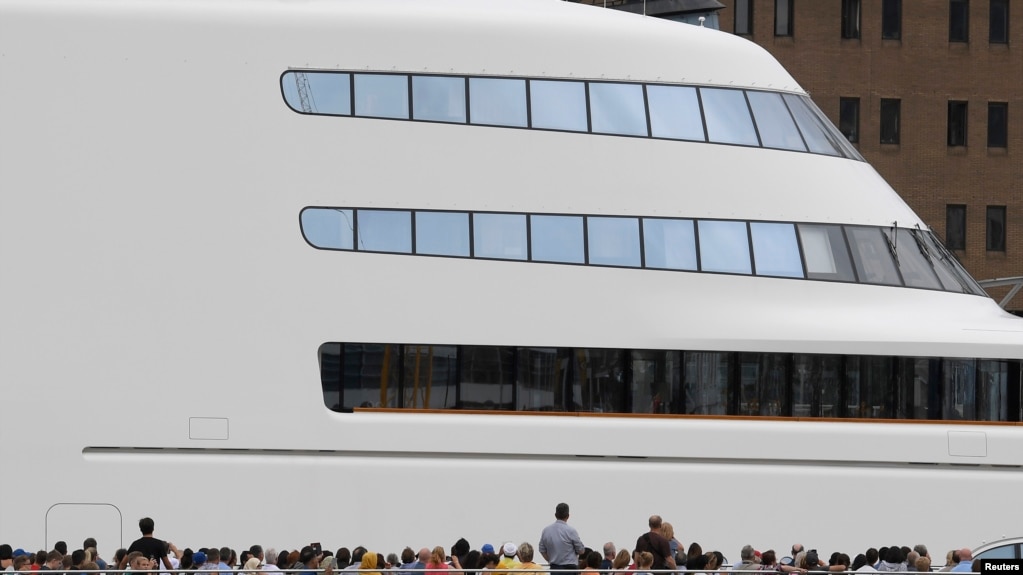 一艘内河游船上的游客在英国伦敦泰晤士河上与俄罗斯亿万富翁安德烈·梅尔尼琴科（Andrey Melnichenko）价值5.8亿美元的超级游艇'Motor Yacht A'擦肩而过。(photo:VOA)