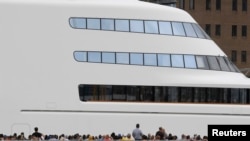 一艘內河遊船上的遊客在英國倫敦泰晤士河上與俄羅斯億萬富翁安德烈·梅爾尼琴科（Andrey Melnichenko）價值5.8億美元的超級遊艇"Motor Yacht A"擦肩而過。