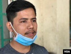 លោក ​ធន់ ធានិត្យ ​អាយុ​២៤​ឆ្នាំ​ កូនប្រុស​របស់​លោក​ ស៊ុន ធន់ ​អតីត​មន្ត្រី​ក្រុមប្រឹក្សាគណបក្ស​សង្គ្រោះ​ជាតិខេត្តកំពង់​ធំ​ និយាយជាមួយ​វីអូអេ​ នៅមុខសាលាដំបូង​រាជធានី​ភ្នំពេញ​ ថ្ងៃទី​១៩​ ខែ​មិថុនា​ ឆ្នាំ​២០២០​។ (ហ៊ុល រស្មី/វីអូអេ)​