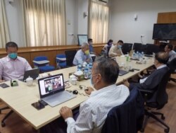 COVID-19 နဲ့ ပတ်သက်ပြီး အစိုးရကော်မတီနဲ့ ကရင်အမျိုးသားအစည်းအရုံး KNU တို့ရဲ့ online meeting ညှိနှိုင်းဆွေးနွေးပွဲ (သတင်းဓာတ်ပုံ - Hla Maung Shwe's Facebook မေ ၁၁၊ ၂၀၂၀)