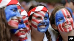 Des fans de l'équipe américaine féminine de football.