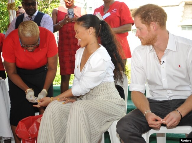 英国哈里王子与巴巴多斯出生的歌星蕾哈娜在世界艾滋病日活动期间在布里奇顿接受艾滋病病毒检测。(2016年12月1日)