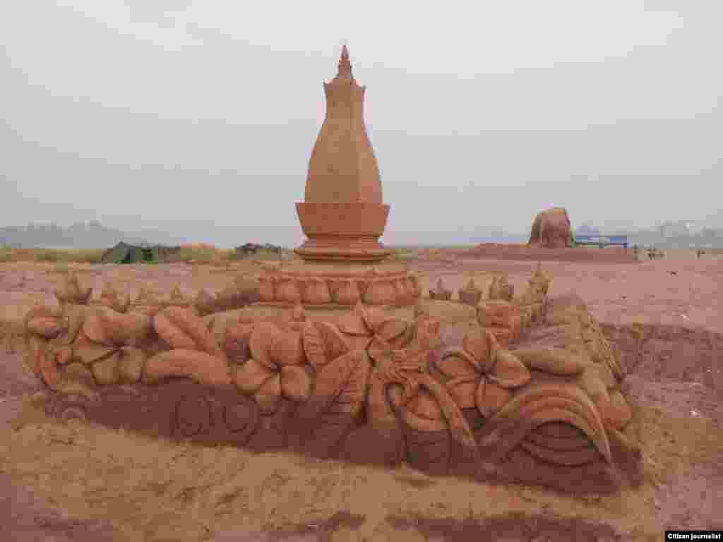 Lao New Year Sand Monument1