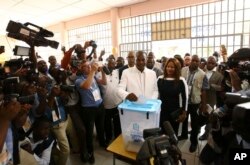 Abel Chivukuvuku, opposition CASA-CE candidate, casts his vote in elections in Luanda, Angola, Aug. 23, 2017.
