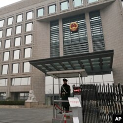 A guard stands at the gate of the Beijing High People's Court, where Xue Feng's appeal hearing is taking place