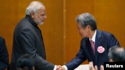 India's Prime Minister Narendra Modi (L) shakes hands with chairman of Japan Business Federation (Keidanren) Sadayuki Sakakibara (R) after Modi spoke during a luncheon organized by Keidanren in Tokyo, Sept. 1, 2014.