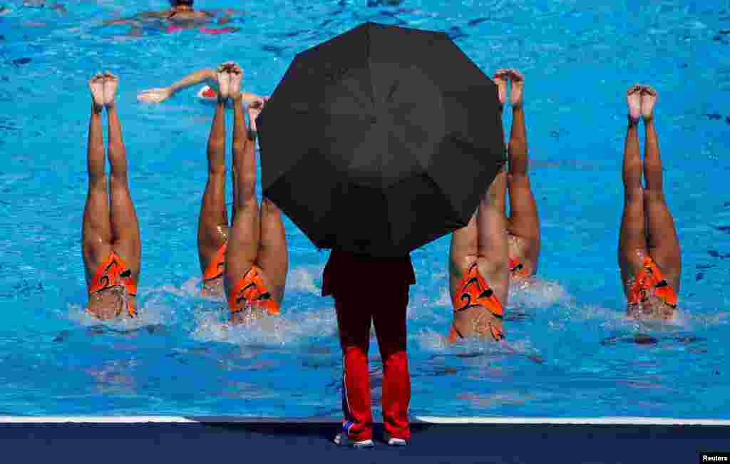 헝가리 부다페스트에서 진행중인 제17회 세계수영선수권대회에 나온 북한 여자 싱크로나이즈드 대표팀이 코치 지도 아래 연습하고 있다.
