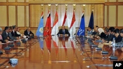 Yemeni Vice President Abed Rabbo Mansour Hadi (C), who is acting leader in the president's absence, heads a meeting with members of the ruling party in Sana'a, Yemen, June 6, 2011