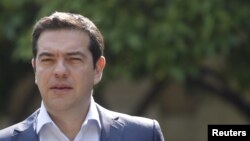 Perdana Menteri Alexis Tsipras meninggalkan kediamannya untuk bertemu dengan para pemimpin partai di istana kepresidenan di Athena, Yunani (6/7).