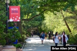 More than 7,000 students at Hofstra University entered a lottery to attend Monday night's presidential debate, but only a few hundred were granted. (B. Allen/VOA)