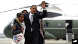Tổng thống Obama cùng Ðệ nhất phu nhân Michelle và hai con đáp Chuyên cơ Air Force One về Washington từ Chicago.