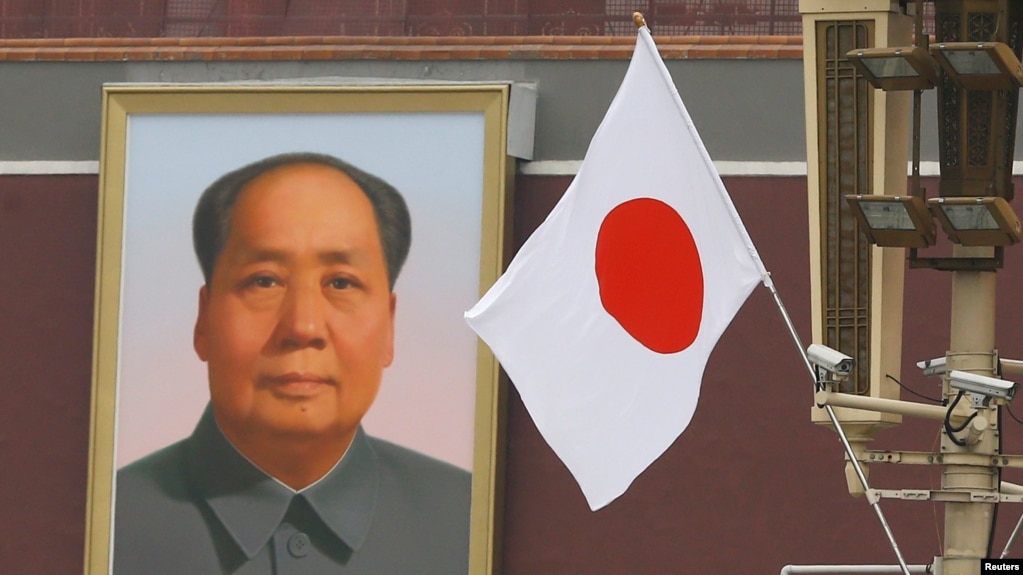 资料照：天安门城楼上毛泽东画像旁飘扬的日本国旗。（2018年10月25日）