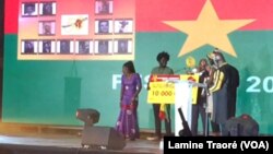 Une remise de prix au Fespaco 2019, à Ouagadougou, Burkina, 2 mars 2019. (VOA/Lamine Traoré)