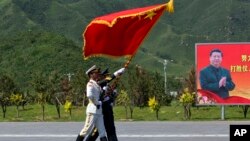 仪仗队为9月3日的大阅兵在中国国家主席习近平的画像前进行演习操练 （2015年8月22日）