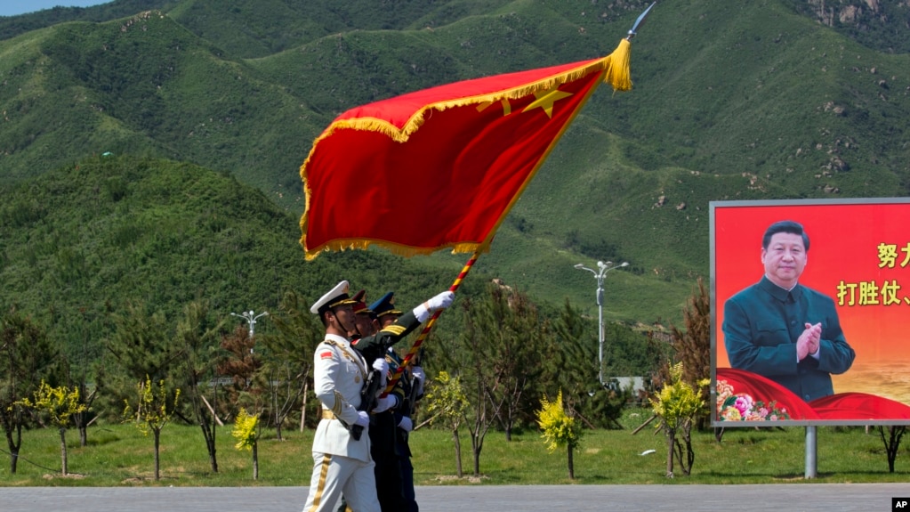 资料照：仪仗队为大阅兵在中国国家主席习近平的画像前进行演习操练 （2015年8月22日）(photo:VOA)