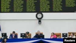 Diputados asisten a una sesión parlamentaria sobre la aprobación de la 'Ley de Regulación de Agentes Extranjeros', en el edificio del parlamento nicaragüense en Managua, el 15 de octubre de 2020.