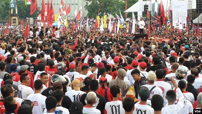 Massa menghadiri kampanye terbuka yang menghadirkan Capres 01 Joko Widodo di Solo, Selasa (9/4). (Foto: VOA/Yudha)