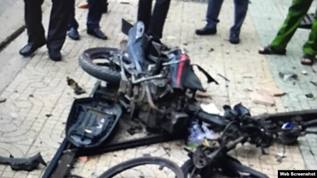 Vụ nổ tại công an phường 12 được cho là từ chiếc xe máy, ngày 20/6/2018. Ảnh VNExpress