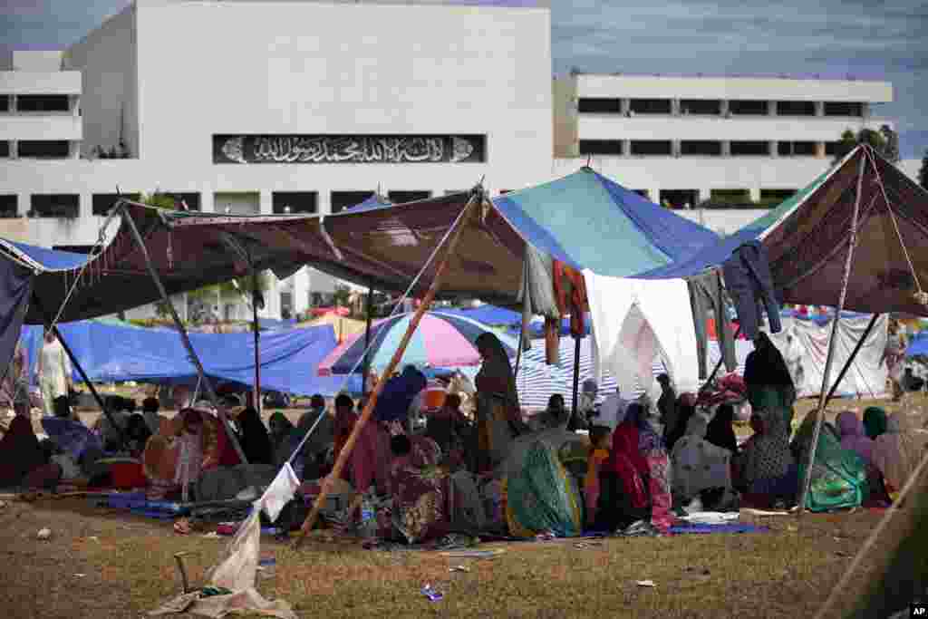 Supporters of Muslim cleric Tahir-ul-Qadri camp near the parliament building in Islamabad, Pakistan, Sept. 2, 2014.