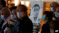 Warga di Hong Kong mengadakan doa bersama untuk menghormati dokter Li Wenliang, yang ditegur pemerintah China karena memperingatkan tentang wabah virus corona baru, 7 Februari 2020. (Foto: AP Photo)