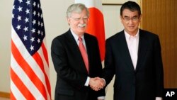존 볼튼 백악관 국가안보보좌관과 고노 다로 일본 외상이 22일 도쿄에서 만나 회담 전 악수하고 있다. 