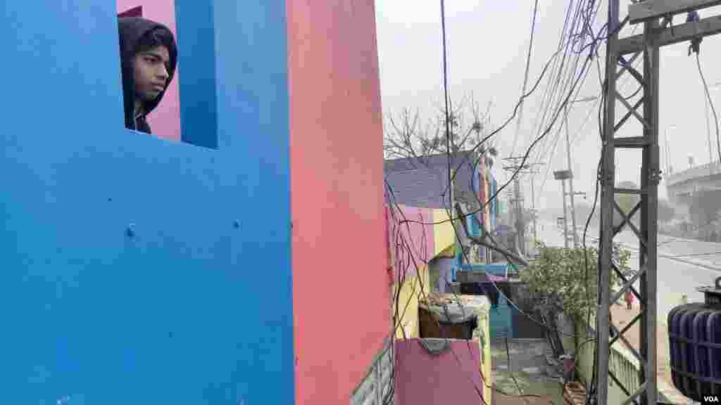 ان رنگ برنگے گھروں نے شہر لاہور میں نکھار پیدا کر دیا ہے۔ &nbsp;