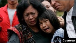 Windy (yang ketika itu baru berusia 10 tahun) dan ibunda Harry Siregar menangis pilu dalam upacara pemakaman di Jakarta, April 2011. (Foto: pribadi)