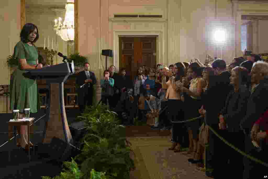 خانم اوباما گفت مراسم نوروز، که بیش از ۳۰۰۰ سال قدمت دارد، یکی از جدیدترین جشن های کاخ سفید است. بانوی اول آمریکا همچنین بخشی از یک شعر حافظ، شاعر ایرانی را قرائت کرد.