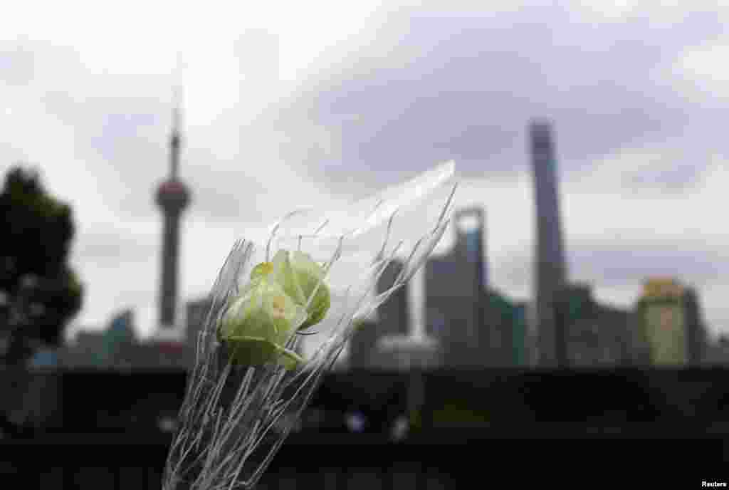 A bouquet of flowers was placed at the site of a memorial ceremony for people who were killed in a stampede incident during a New Year&#39;s celebration at the Bund, Shanghai, China, Jan. 6, 2015.