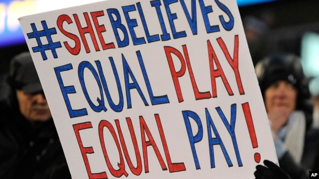 2017年4月4日美国女足与哥伦比亚女足比赛时，一名女孩高举呼吁同工同酬的标语。