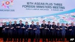 6일 말레이시아 콸라룸푸르에서 열리고 있는 아세안 외교장관 회의에서 각 국 대표들이 단체사진 촬영을 하고 있다.