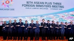 Ngoại trưởng các nước ASEAN chụp ảnh lưu niệm ở Kuala Lumpur, Malaysia, ngày 6/8/2015.