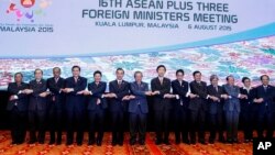 Para Menlu negara-negara ASEAN melakukan foto bersama pada acara KTT di Kuala Lumpur, Malaysia, Kamis (6/8).