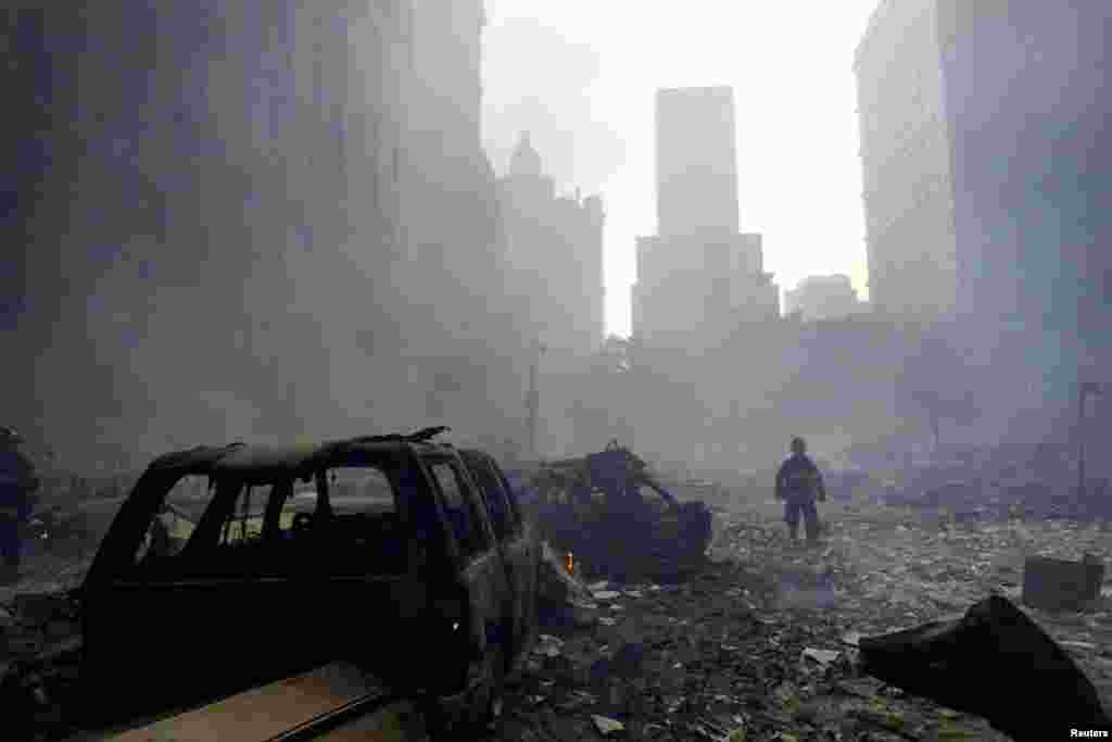 Un pompier marche dans les décombres du World Trade Center, à New York, le 11 septembre 2001.