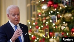 El presidente de Estados Unidos, Joe Biden, habla sobre la lucha del país contra el COVID-19, en la Casa Blanca, en Washington, el 21 de diciembre de 2021. REUTERS / Kevin Lamarque / Foto de archivo