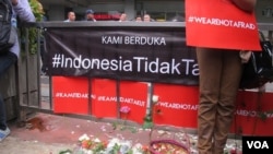 Slogan "Kami Tidak Takut" di Jakarta (VOA/Fathiyah).