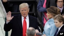 Trump saat diambil sumpahnya di Gedung Capitol, Washington DC, 20 Januari 2017.