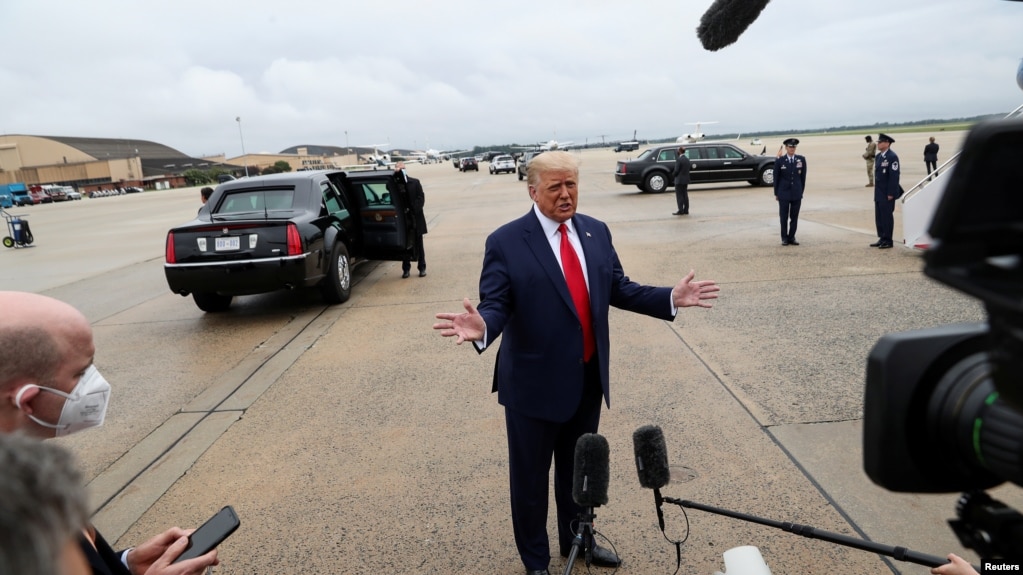 特朗普总统在安德鲁斯联合基地登上“空军一号”专机前往伊利诺伊州和威斯康辛州之前对媒体讲话。(2020年9月1日)