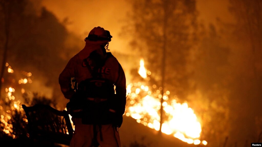 El Departamento Forestal y ProtecciÃ³n contra Incendios dijo que 500 inmuebles estÃ¡n amenazados por el siniestro, que les ha costado la vida a dos bomberos.Â 